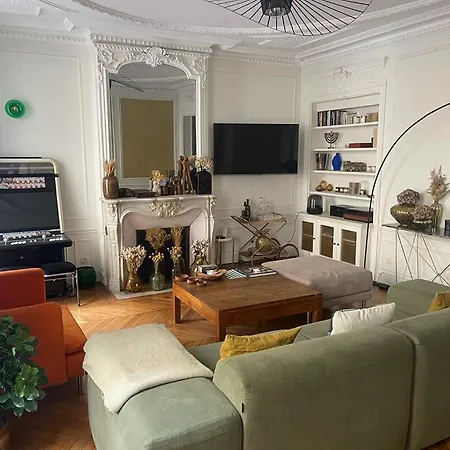 Elegant Haussmann - Champs-elysees Apartment Paris
